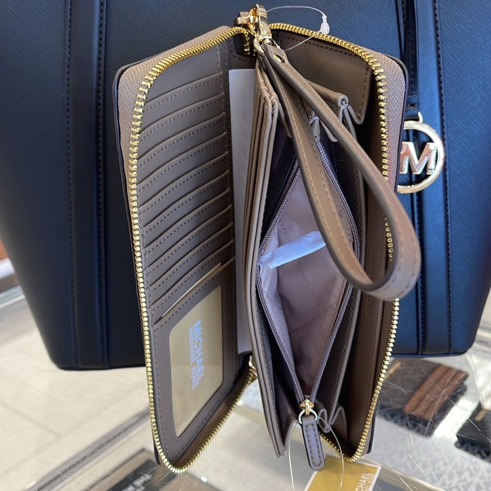 MICHAEL KORS
Leather Continental Wristlet Phone Case Wallet
Dusk
NWT - Picture 11 of 16